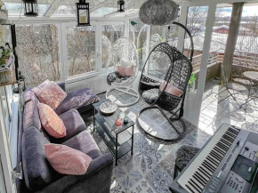 Family friendly home close to golden circle and to city central!